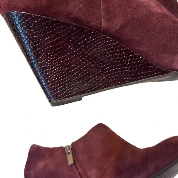 Women’s CLARKS Artisan Purity Frost Burgundy Suede Leather Booties Shoes - Picture 5 of 5